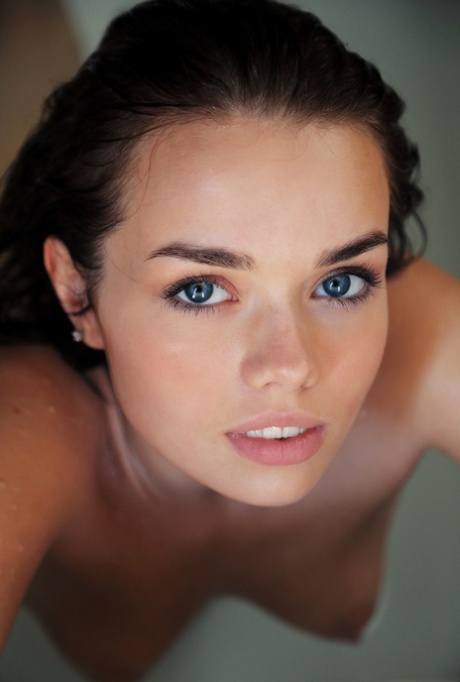 brunette blue eyes nude photo