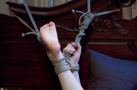 tiener bondage hd naakt foto's