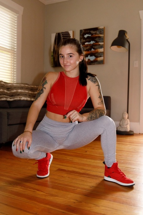 amateur yoga pants top image