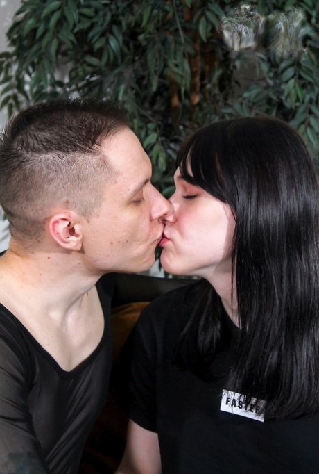 shemale kissing beautiful pictures
