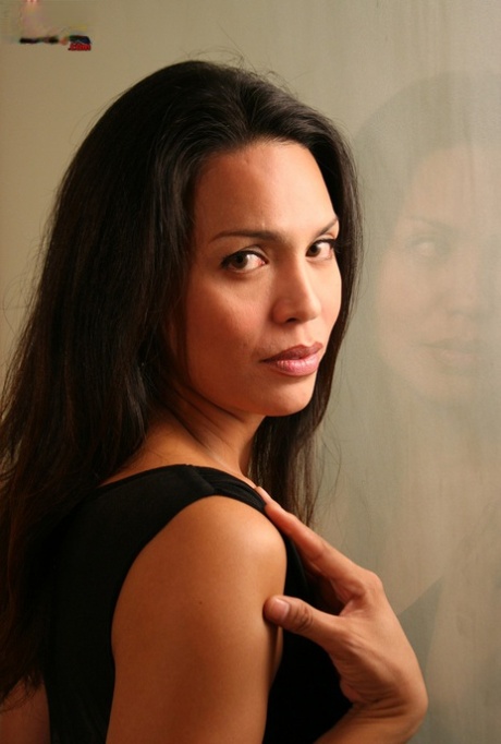 Josephine James hd actress pic