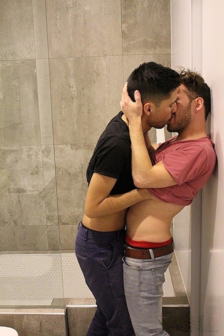 gay kissing sexy nudes picture