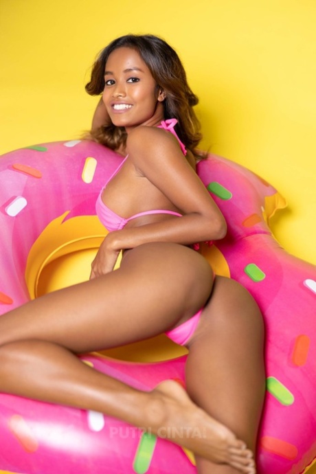 brune aux gros seins plutôt sexy des photos