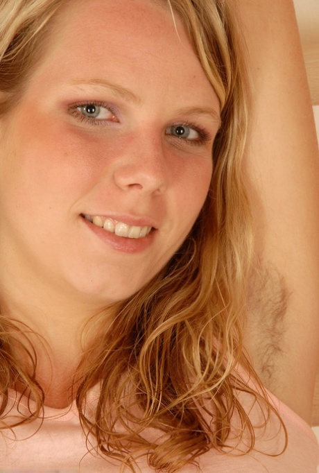 chatte blonde poilue parfait sympa photo