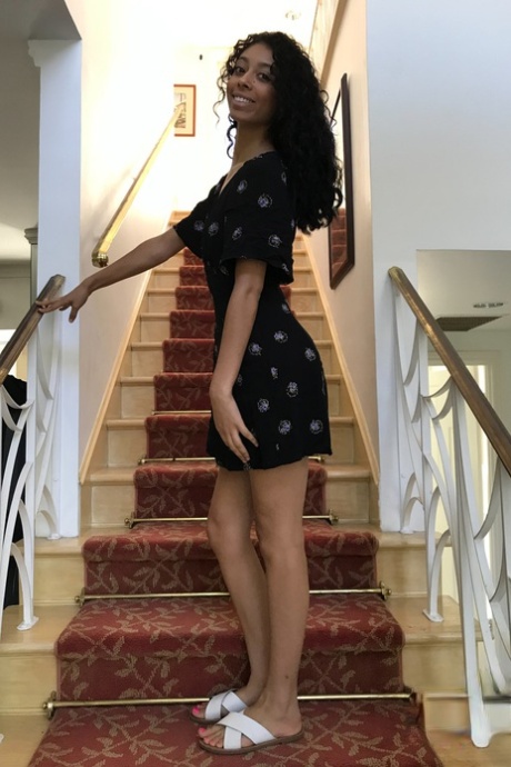 bruna riccia nudi di alta qualità foto