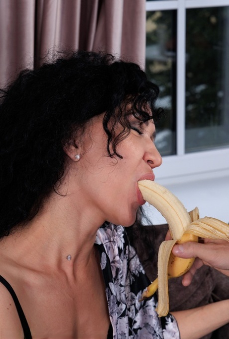 kudrnatá brunetka vysoká kvalita xxx archiv
