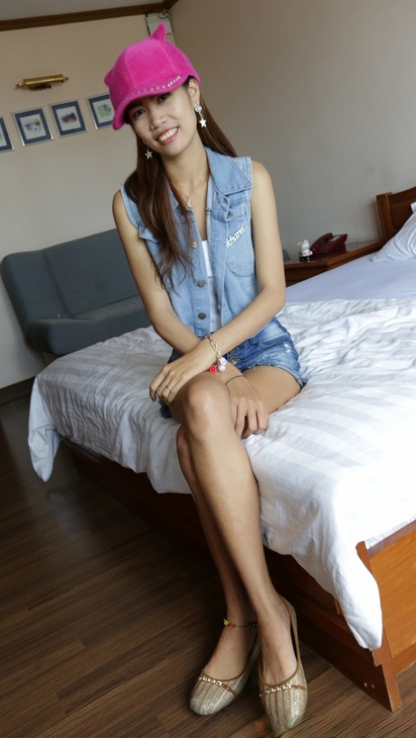 petite asian hot naked picture