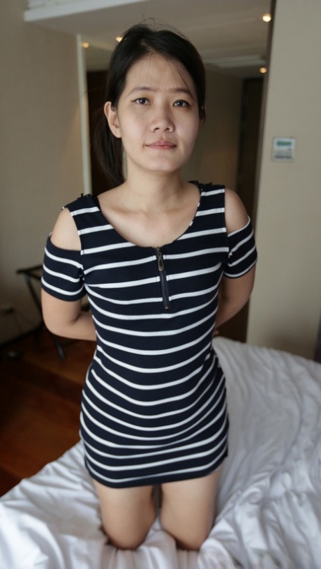 穿衣服的他妈的 裸體 照片