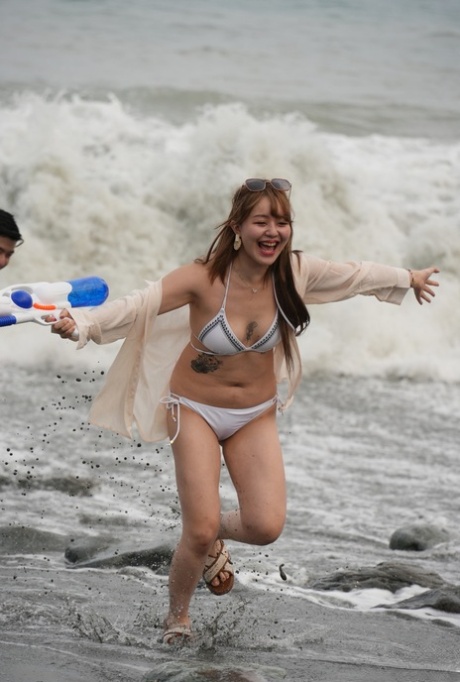 bikini asiatique pornographique érotique photos