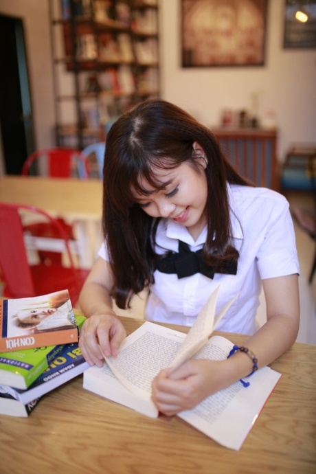 亚洲女学生 美麗的裸體 檔案