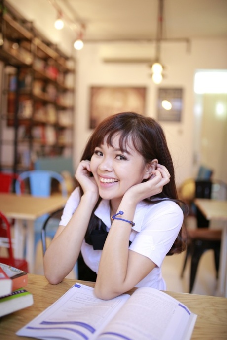 asiatisk skolflicka hetast bäst foton