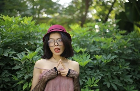 上に乗る女の子 ホットセクシー 画像
