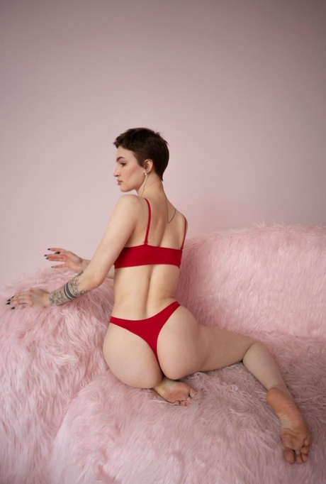 red nails nude photo
