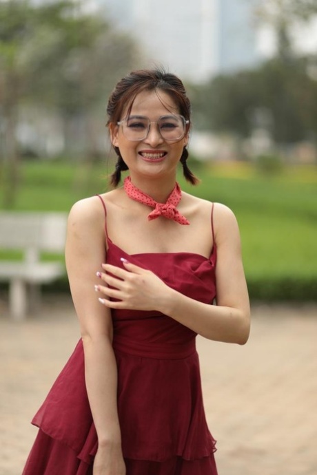 短发眼镜 性感裸體 照片