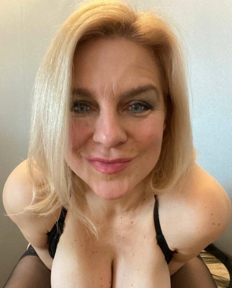 curvy blonde free porn pic