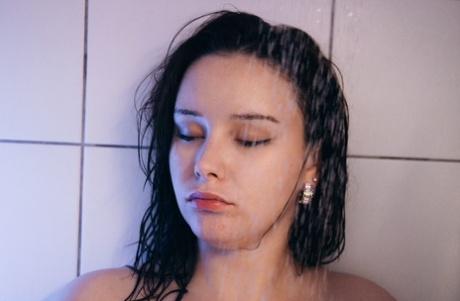 curvy brunette pornographic img