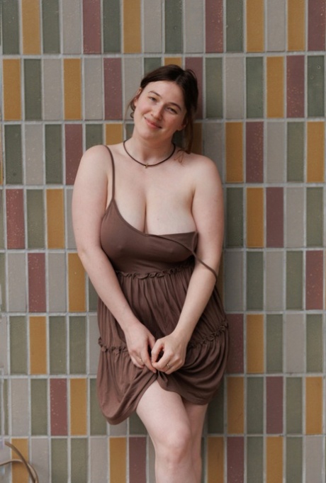 knubbig brunett pornografisk het bild