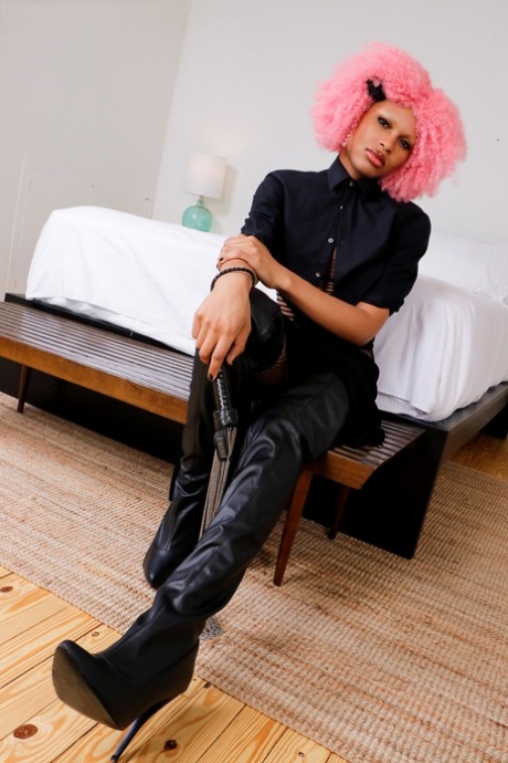 ebony shemale naked picture
