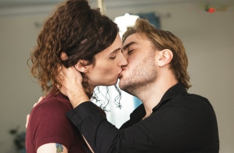 shemale kissing perfect pic