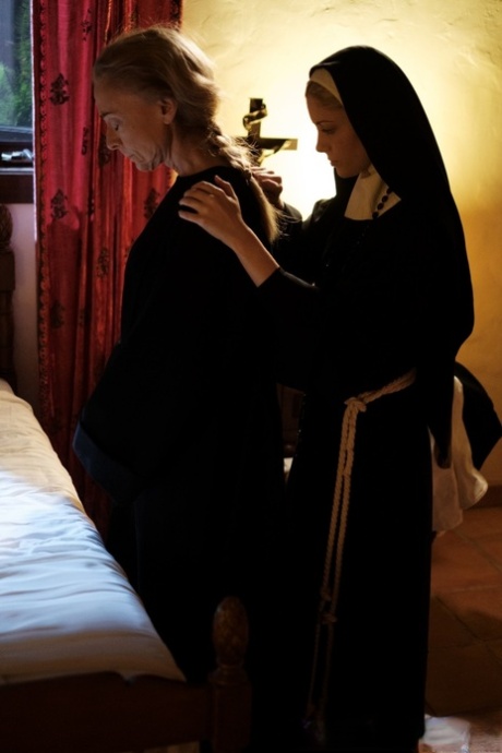 lesbian stepmom nude galleries