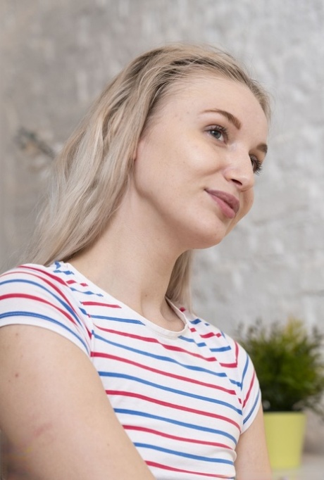 blondýnka chlupatá kočička nahoře nahá snímky