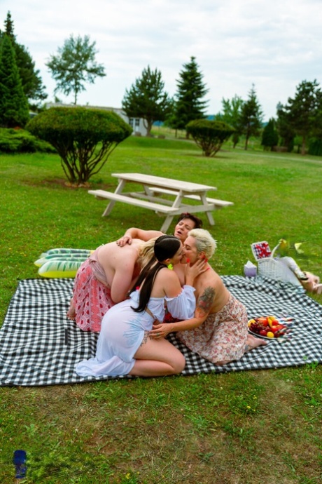 granny teen lesbian hot sexy pic