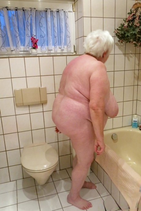 grand-mère ridée parfait nu galerie