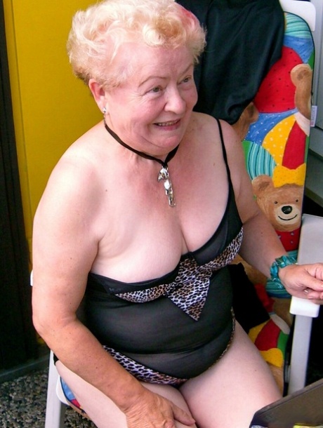 grand-mère potelée nu érotique galerie