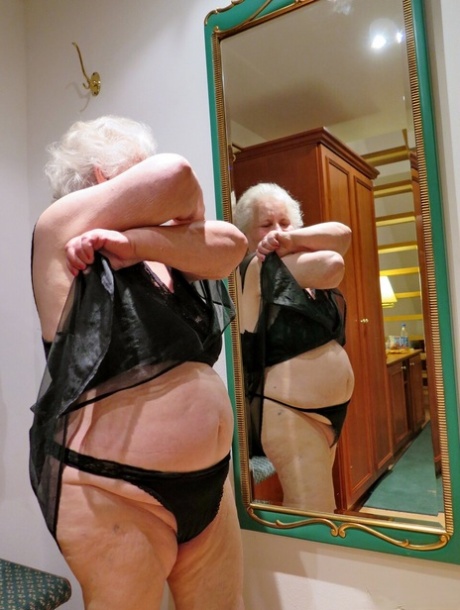 fat blonde naked img