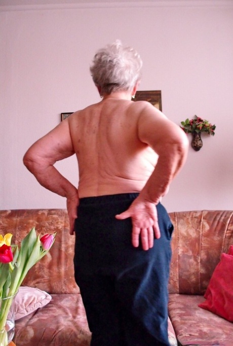 mormor böjde sig fram xxx free arkiv
