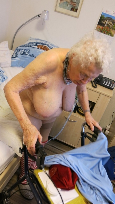 bedstemor hængende bryster gratis voksen img