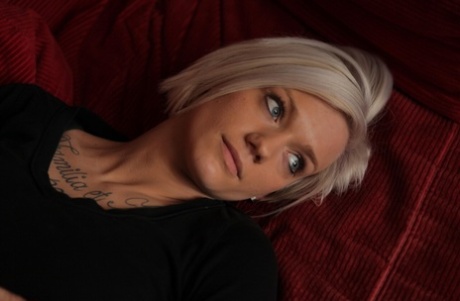 cheveux courts blonds pornographique en haute définition photo