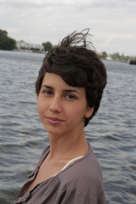 brune aux cheveux courts nue en haute qualité collection