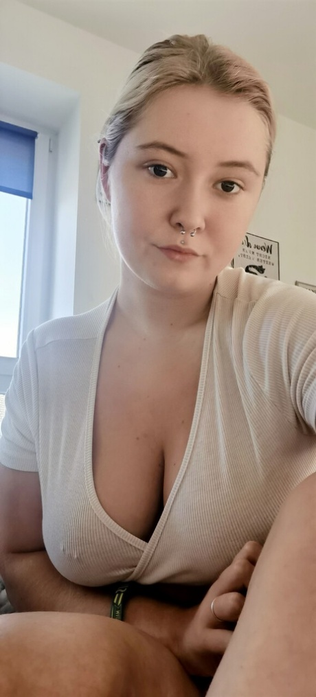 round tits pretty photos