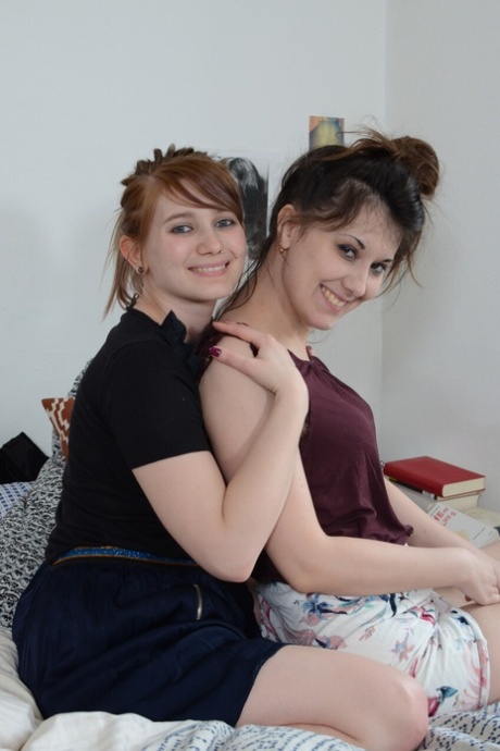 amateur lesbian beautiful xxx gallery