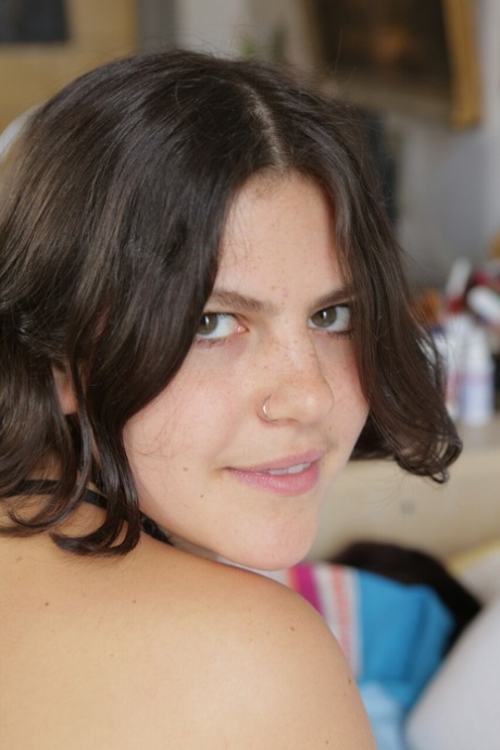 bledá brunetka akty img