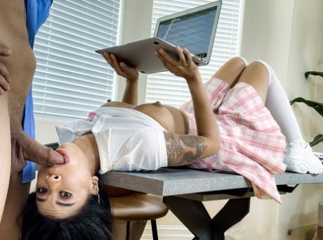 mager avsugning pornografi för vuxna foto
