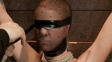 金髪BDSM セクシーヌード 写真